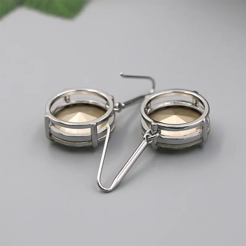 Single Big Diamond Ohrring